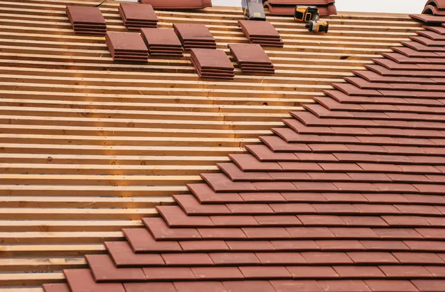 Couvreur travaillant sur une toiture