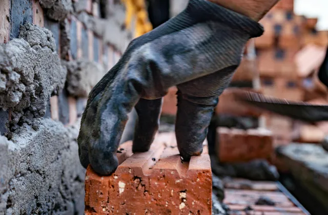Maçon posant des briques