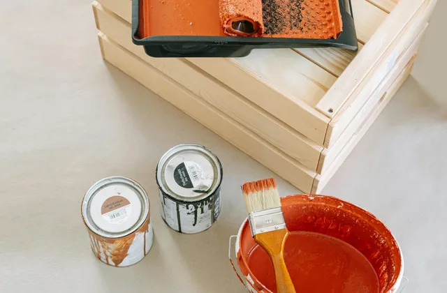 Peintre en train de peindre un mur